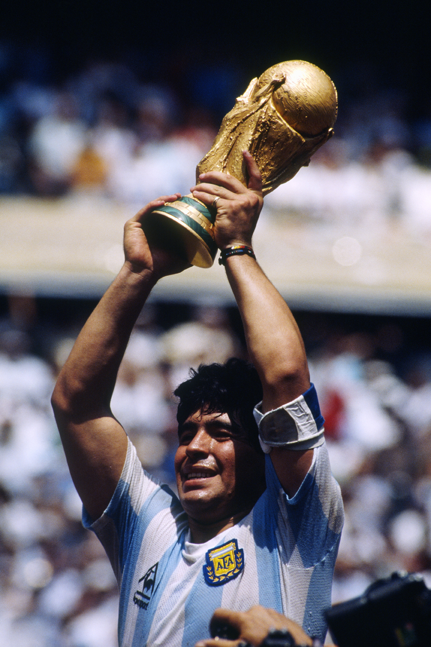 1986: Maradona e l'Argentina sono campioni del mondo Finale del campionato del mondo del 1986 nell'Azteca stadium. Argentina-Germania (3-2). Diego Maradona alza la coppa.