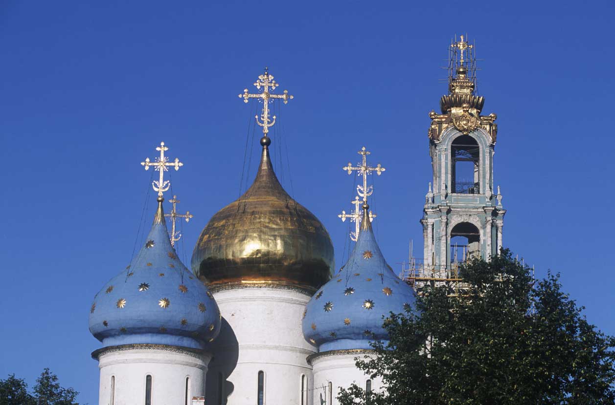 Particolare delle cupole della Cattedrale dell'Assunzione (1585), situata nel cuore del monastero della Trinità di San Sergio (fondato nel secolo XIV). Il monastero si trova nella città di Sergiev Posad, vicino Mosca.
De Agostini Picture Library