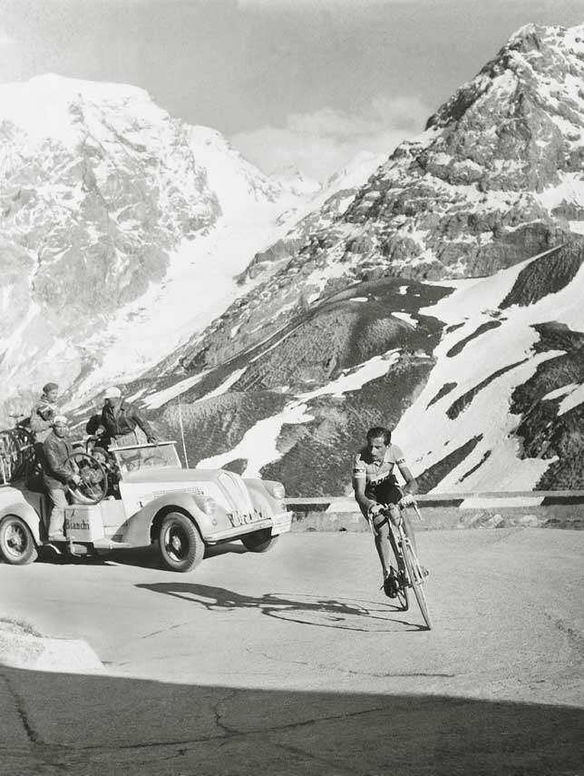 Fausto Coppi, passo del Pordoi Fausto Coppi sul passo del Pordoi, Giro d'Italia, tappa Auronzo-Bolzano, 1953.
© De Agostini Picture Library.