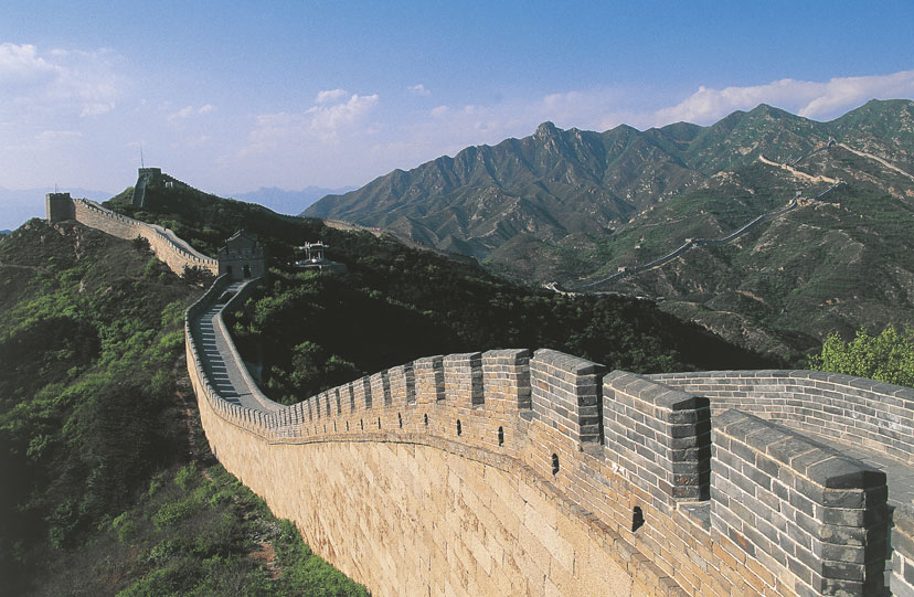 Veduta delle montagne attorno alla Muraglia La fortificazione si trova lungo una barriera naturale, sfrutta i rilievi montuosi per aumentare la sua forza e la sua capacità difensiva.