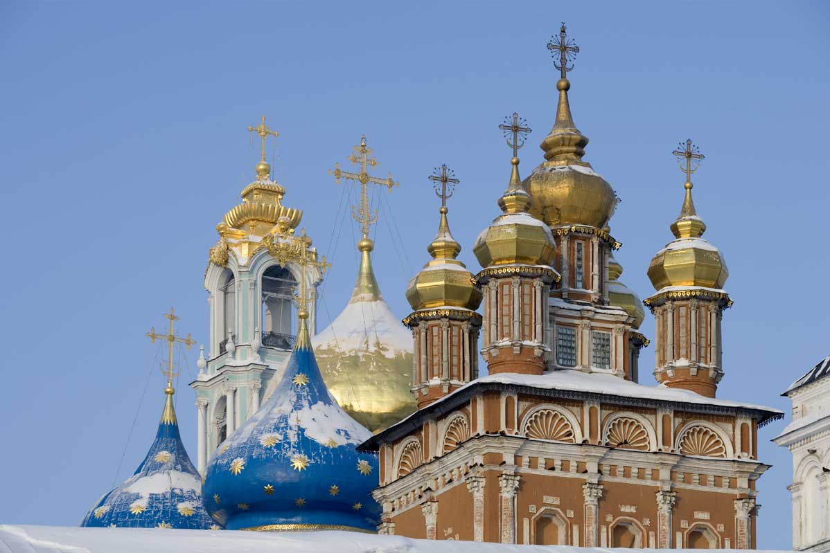 Cupole della chiesa di San Giovanni Battista (secolo XVII) e della Cattedrale dell'Assunzione (secolo XVI-XVII), situati a Sergiev Posad, vicino Mosca.
De Agostini Picture Library