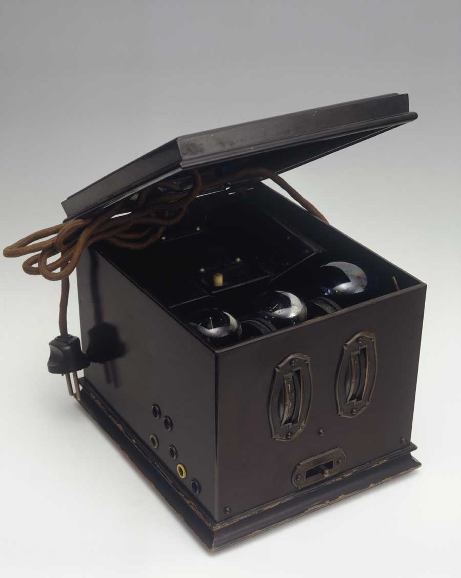 Radio Telefunken Radio Telefunken modello Arcoletto in metallo e bachelite, 1927.
De Agostini Picture Library