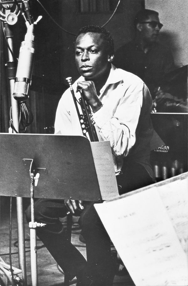 Miles Dewey Davis III (Alton, 1926 - Santa Monica, 1991), compositore e trombettista jazz statunitense Dal bebop si distaccano varianti più bianche e intellettuali: il diafano cool jazz (Lennie Tristano, Miles Davis) e il progressive (S. Kenton), mentre Ellington entra nella fase delle grandi suites. Ma l'ostilità del pubblico, il trapasso dal disco a 78 giri al long playing e il clima sociale, avvelenato dal maccartismo, getteranno il jazz in una nuova crisi.