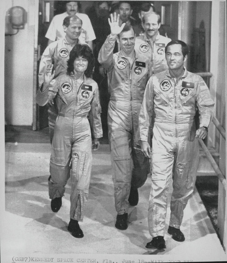 Kennedy Space Center. Saluto dell'equipaggio del Challenger Lo Space Shuttle Challenger compì il suo viaggio inaugurale nel 1983: l'equipaggio era composto da Robert L. Crippen (comandante); Frederick H. Hauck (pilota); John M. Fabian, Norman E. T. Lo space shuttle decollò il 4 aprile dal Kennedy Space Center per atterrare il 9 aprile alla Edwards Airforce Base. Lo Space Shuttle Challenger esplose durante il lancio della sua decima missione il 28 gennaio 1986.
