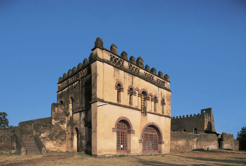 Etiopia, Gondar, Biblioteca di Yohannes I (ca. 1670) Gondar, per volere dell'imperatore Fasiladas, divenne capitale nel 1636 e prosperò per i due secoli successivi. Nonostante i saccheggi dei dervisci sudanesi nel XIX secolo e i bombardamenti inglesi durante la seconda guerra mondiale, la maggior parte degli edifici imperiali risulta ancora ben conservata. Esempio del fasto imperiale è l'edificio quadrangolare a due piani della biblioteca del figlio di Fasiladas, Yohannes I, che regnò dal 1667 al 1682.