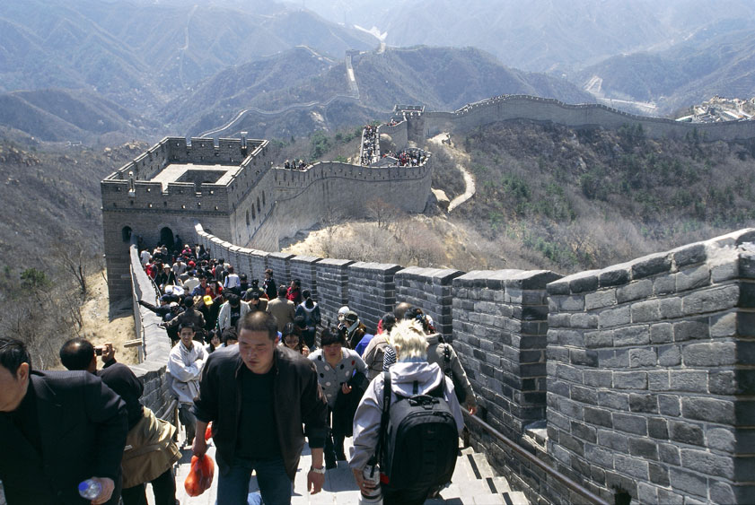 Badaling: uno dei luoghi più affollati della Muraglia La sezione della Muraglia presso Badaling, a circa 60 km a nord-ovest di Pechino, è la più visitata dai turisti. La costruzione è stata aperta al pubblico nel 1957 e dichiarata dall'UNESCO patrimonio dell'umanità nel 1987.