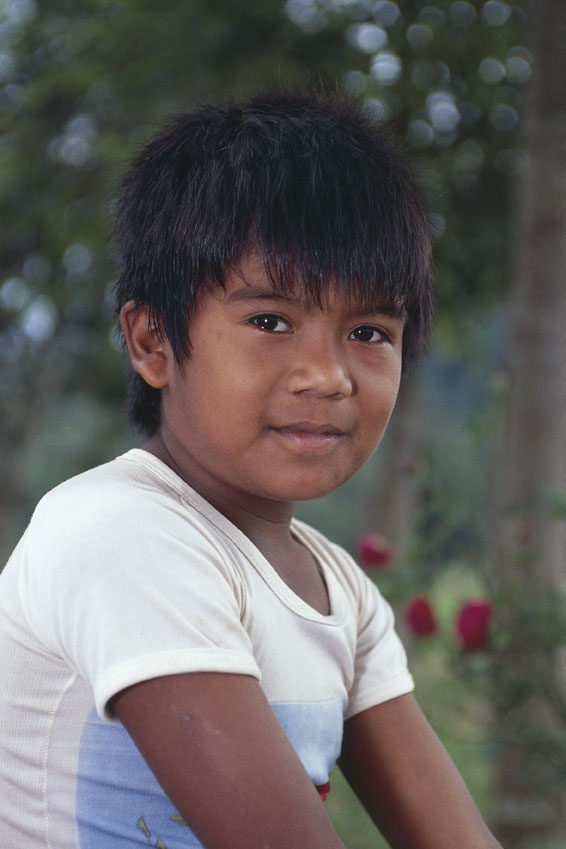 Bambino originario del Paraguay La maggioranza della popolazione del Paraguay è formata da meticci. Di essi, alcuni gruppi vivono ancora isolati secondo i costumi originari, nel Chaco e nelle aree forestali orientali.