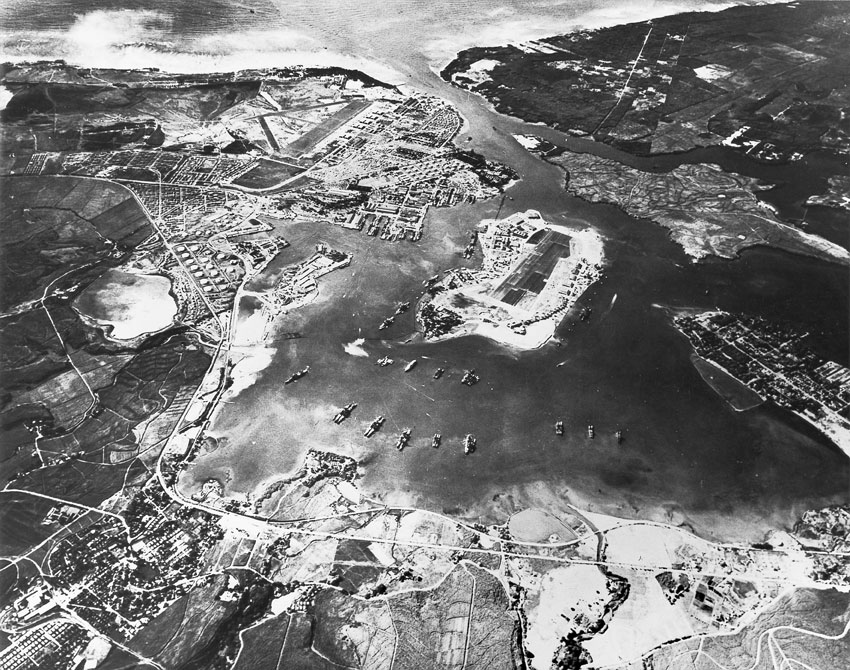 La base americana di Pearl Harbor prima dell'attacco giapponese, 1941. Veduta aerea Pearl Harbor è la baia della costa meridionale dell'isola di Oahu (arcipelago delle Hawaii), a ovest di Honolulu, nella quale gli Stati Uniti avevano costruito nel primo decennio del sec. XX una grande base navale per la loro flotta del Pacifico.