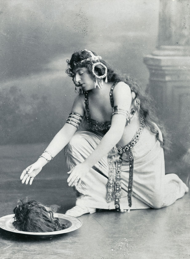 Wilde nel ruolo di Salomè, protagonista dell'omonima opera teatrale Nel 1891 l'artista completò il dramma in francese 
