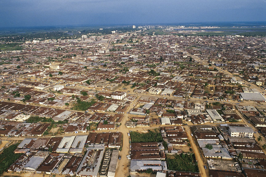 Foto aerea di Port Harcourt dove hanno sede le principali raffinerie del Paese La Nigeria si affaccia sul golfo di Guinea ed è uno dei Paesi più grandi e densamente popolati dell'Africa occidentale. Il suo territorio è coltivabile e possiede notevoli risorse minerarie, il petrolio anzitutto, avendo così una notevole potenzialità dal punto di vista economico.