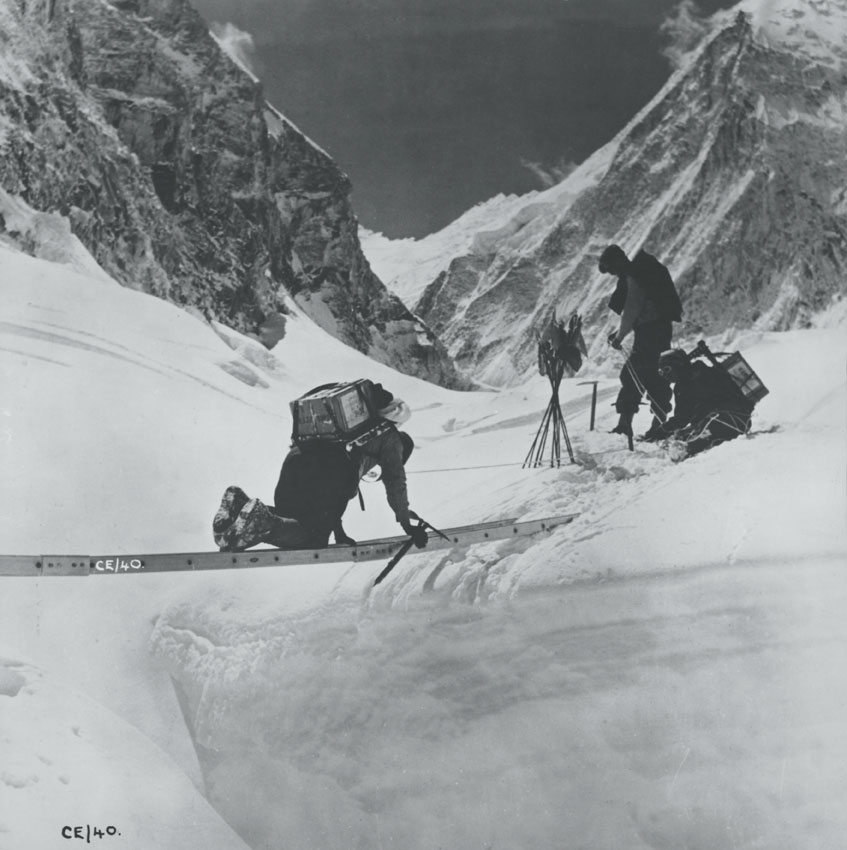 Il superamento di un crepaccio durante la scalata per la conquista dell'Everest (8848 m) nel 1953 L'Everest (8848 m) è la massima elevazione della Terra. Il monte costituì per secoli la meta più ambita di scalatori ed esploratori himalayani. Nel 1920 cominciarono i tentativi di scalata da parte di spedizioni straniere, ma solo il 29 maggio 1953 una spedizione inglese guidata da J. Hunt consentì a sir Edmund Percival Hillary, alpinista ed esploratore neozelandese, e al nepalese Tenzing, saliti dal versante meridionale, di conquistare la vetta.