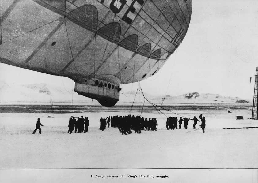 Dirigibile Norge Il dirigibile Norge atterra in Alaska alla King's Bay il 17 maggio, dopo aver trasvolato il Polo Nord il 12 maggio 1926.
© De Agostini Picture Library