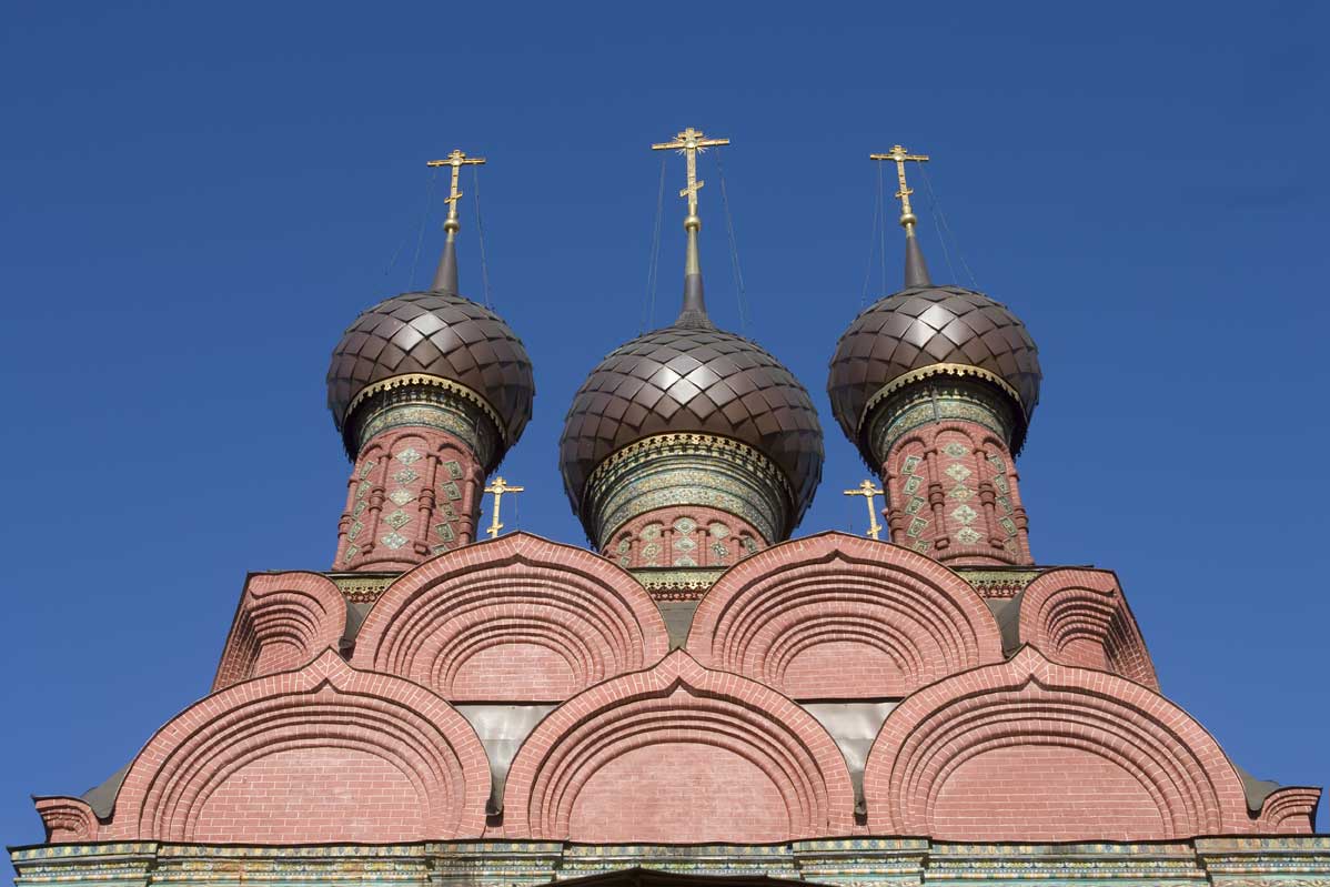 Particolare degli archi ciechi ornamentali, detti kokosniki, e delle cupole della Chiesa dell'Epifania (Bogojavlenskaja cerkov', 1684-1693), eretta a Jaroslavl' in Russia.
De Agostini Picture Library