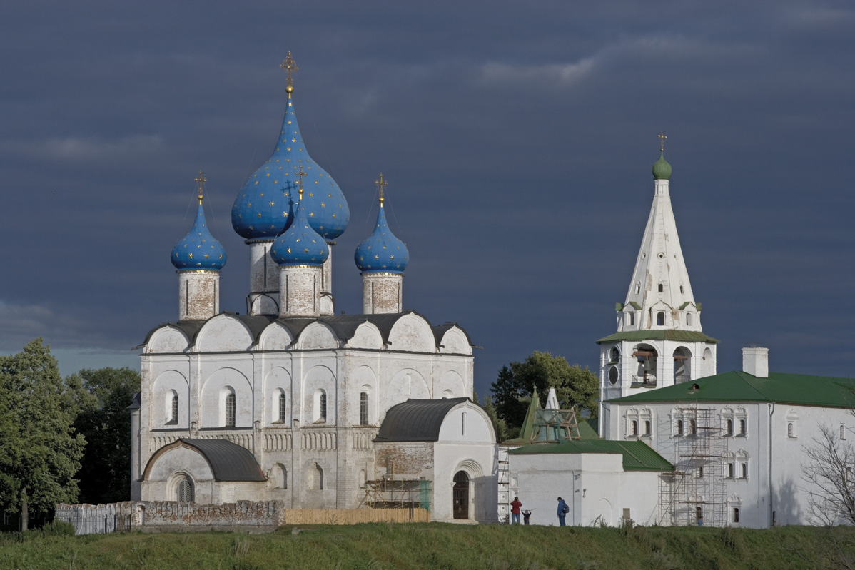 La Cattedrale della Natività della Vergine (Rozdestvenskij sobor, XIII secolo), il campanile a cuspide e il Cremlino (Kreml) di Suzdal' in Russia.
De Agostini Picture Library