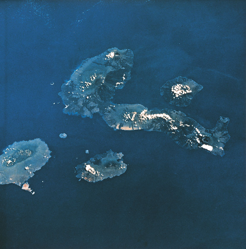 L'arcipelago delle Galapagos dal satellite Quando il Beagle giunge nell'arcipelago delle Galapagos Darwin ha modo di visitare quattro delle quattordici isole da cui è formato. Lo studio della geologia e della biologia delle isole sarà alla base delle sue teorie scientifiche.