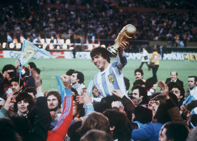 Argentina campione del mondo nel 1978 Il capitano dell'Argentina Daniel Passarella trasportato in trionfo dai tifosi mentre innalza la coppa del mondo. L'Argentina vinse il campionato il 25 giugno 1978 battendo in finale l'Olanda nel River Plate Stadium di Buenos Aires. 