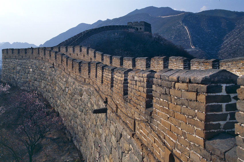 Il tratto Mutianyu della Grande Muraglia Cinese a Huairou, nei pressi di Beijing Il tratto Mutianyu si trova a circa 80 km a nord-est di Pechino ed è di epoca Ming. Si snoda su un antico tracciato eretto nel VI secolo per presidiare un passo strategico frequentemente violato.