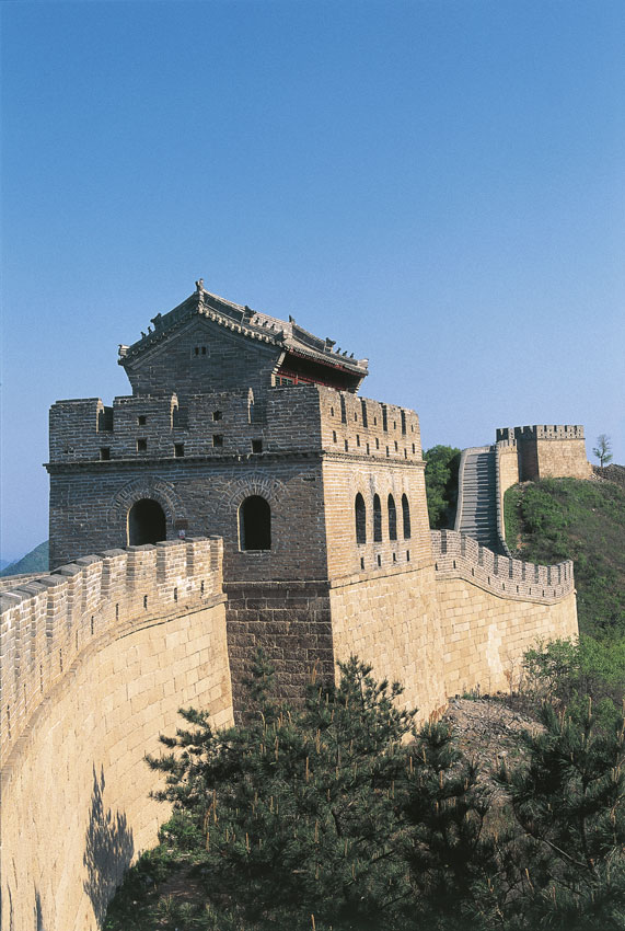 La Grande Muraglia a Badaling La costruzione della Muraglia cominciò nel III secolo a. C. per volere dell'imperatore Qin Shi Huang. Egli, dopo aver unificato l'impero, fece riunire le singole fortificazioni costruite dai vari sovrani precedenti in un'unica linea di difesa.