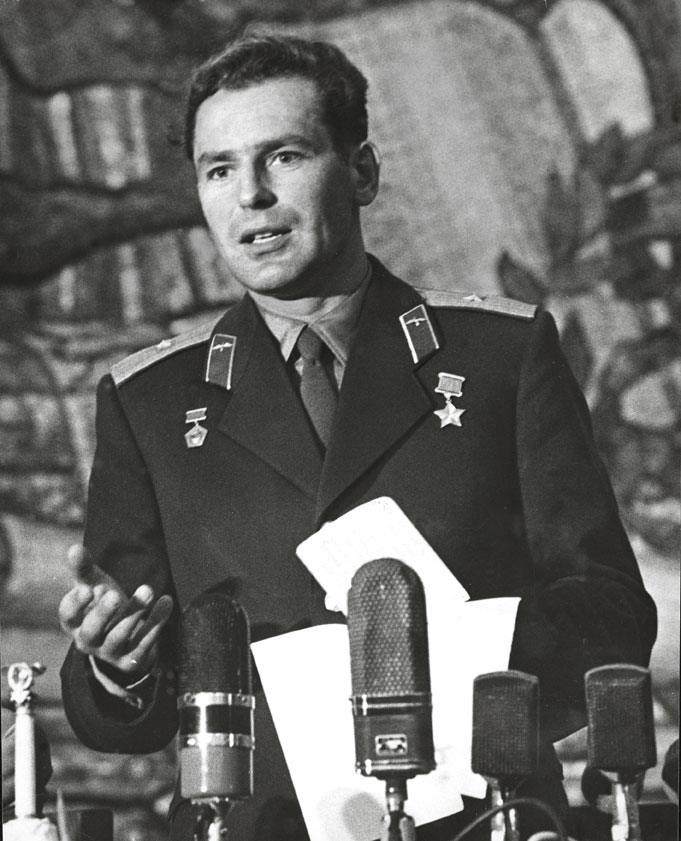 German Titov, pilota e cosmonauta sovietico Nato a Verchnee-Chilino nel 1935 e morto a Mosca nel 2000, è stato il secondo astronauta sovietico, dopo Y. Gagarin, a essere lanciato nello spazio. Il 7 agosto 1961 infatti fu a bordo della Vostok 2 ed effettuò un volo orbitale di 25 ore.