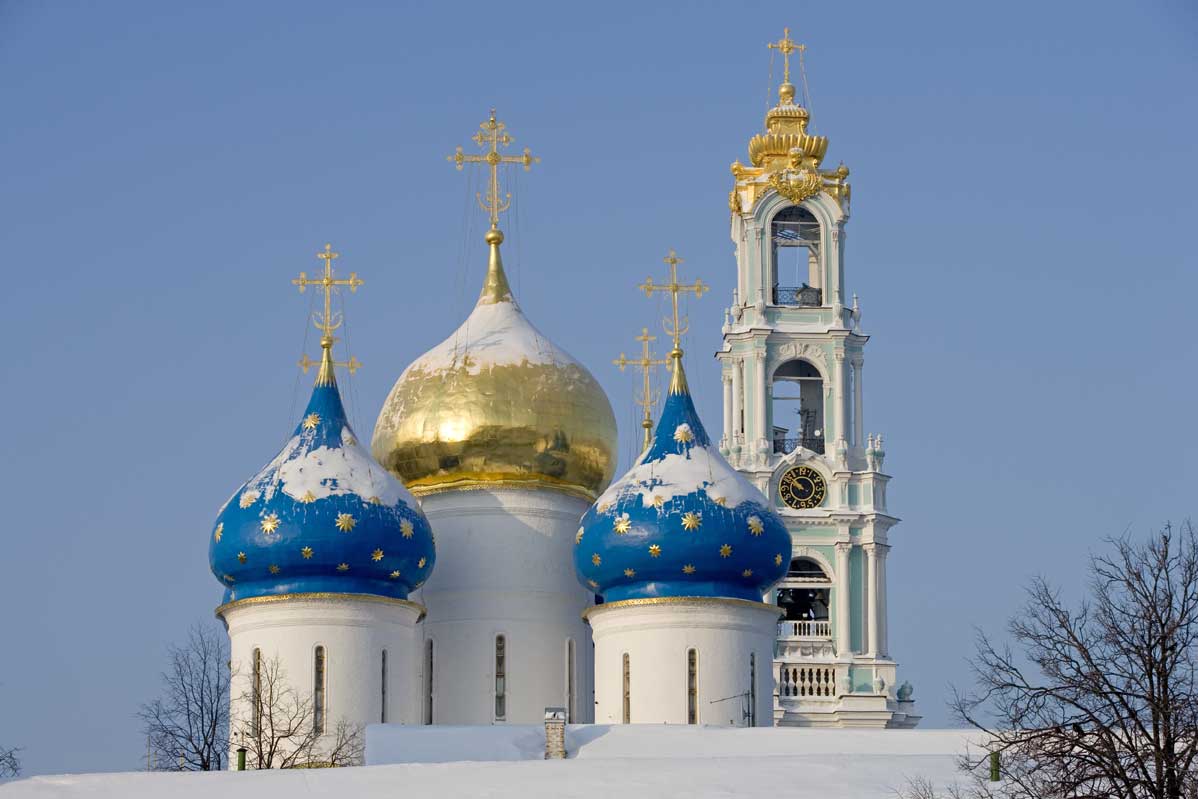 Le cupole e il campanile della Cattedrale dell'Assunzione (1585), situata nel cuore del monastero della Trinità di San Sergio (fondato nel secolo XIV). Il monastero si trova nella città di Sergiev Posad, vicino Mosca.
De Agostini Picture Library