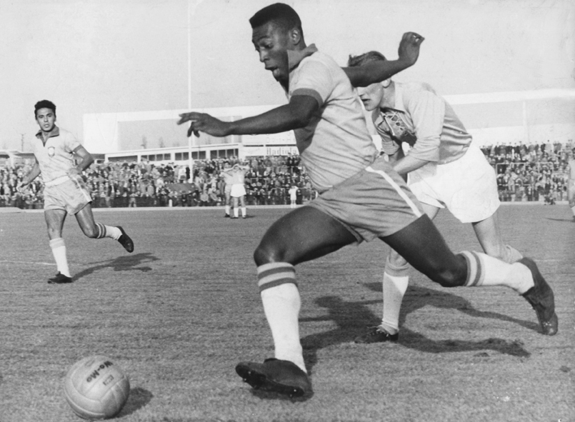 Pelè: uno dei giocatori più grandi di tutti i tempi Il brasiliano Pelé (Edison Arantes do Nascimento) durante l'amichevole tra Malmoe FF e la Nazionale brasiliana a Malmoe, in Svezia, l'8 maggio 1960. Pelé diventò famoso ai mondiali del 1958 quando il Brasile vinse il primo titolo di Campione del Mondo.