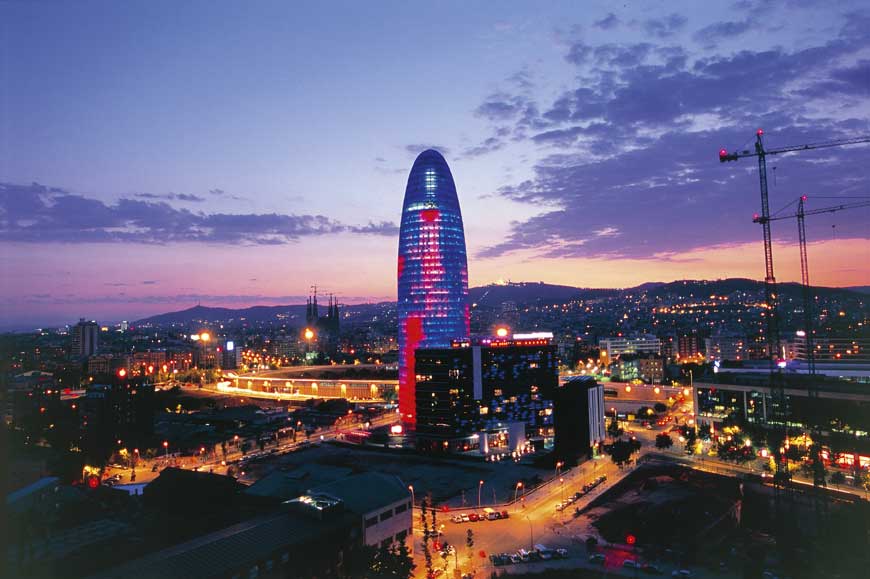 Panorama, Barcellona Panorama della città di Barcellona. Al centro la torre Agbar illuminata, progetto degli architetti Jean Nouvel e Fermin Vasquez.
De Agostini Picture Library