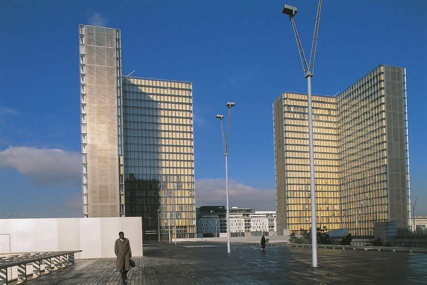 Francia, Parigi, Bibliothèque Nationale, sede Mitterrand (1996) La biblioteca nazionale di Parigi nacque come biblioteca dei re di Francia ed ebbe le cure di Luigi XII, Francesco I, Enrico IV. Con la Rivoluzione si arricchì dei libri e manoscritti di ben 24 librerie ecclesiastiche. Riorganizzata su nuove basi nell'Ottocento, assunse un nuovo assetto tra la fine del sec. XIX e il principio del XX sotto la direzione di L. Delisle. Nel 1989 una giuria internazionale presieduta dall'architetto I. M. Pei approvò il progetto di D. Perrault per la messa in opera della TGB (Très Grande Bibliothèque de Paris) inaugurata nel 1996 e intitolata a François Mitterrand. Attualmente il patrimonio librario è collocato in diverse sedi, tra cui la sede Mitterrand.