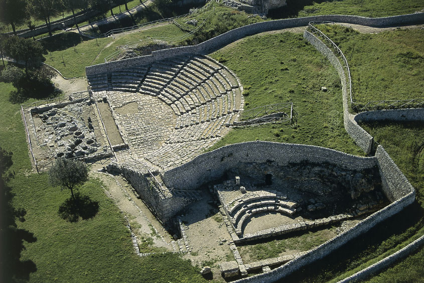 Il Teatro greco di Palazzolo Acreide in Sicilia Il Teatro di Palazzolo sembra sia stato edificato negli anni della monarchia di Gerone II, a metà del II secolo a. C., ma diversi studiosi attribuiscono la costruzione al periodo tardo-ellenistico, nel II secolo a. C. Il teatro è adagiato su un pendio naturale e venne portato alla luce da Gabriele Iudica nella campagna di scavi del 1824. 
