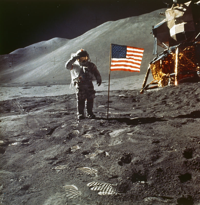 Missione Apollo 15. L'astronauta David R. Scott, sulla luna, saluta vicino alla bandiera americana Sono dodici gli uomini che hanno cammninato sulla luna e David R. Scott è uno di loro. Durante la missione Apollo 15 nel 1971 infatti rimase per circa tre ore e mezza sul suolo lunare. 