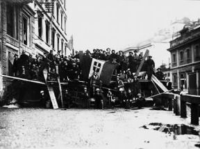 Italia . Barricata di un gruppo di fascisti davanti alla Casa del Fascio in via San Marco a Milano (1922).De Agostini Picture Library Italia . Barricata di un gruppo di fascisti davanti alla Casa del Fascio in via San Marco a Milano (1922).De Agostini Picture Library
