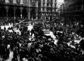 Italia . Sfilata di partigiani in Piazza Duomo a Milano dopo la Liberazione (1945).De Agostini Picture Library Italia . Sfilata di partigiani in Piazza Duomo a Milano dopo la Liberazione (1945).De Agostini Picture Library