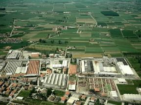 Italia . La zona industriale di Cento, in provincia di Ferrara.De Agostini Picture Library/Pubbli Aer Foto Italia . La zona industriale di Cento, in provincia di Ferrara.De Agostini Picture Library/Pubbli Aer Foto