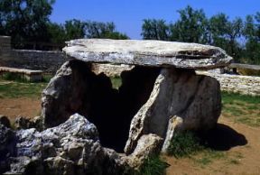 Puglia. Dolmen di Chiancha presso Bisceglie.De Agostini Picture Library/M. Leigheb