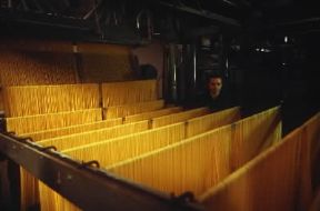 Italia . Essiccazione degli spaghetti in un pastificio di Salerno.De Agostini Picture Library/A. Vergani Italia . Essiccazione degli spaghetti in un pastificio di Salerno.De Agostini Picture Library/A. Vergani