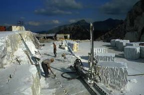 Italia . Una cava di marmo nelle Alpi Apuane, in Toscana.De Agostini Picture Library/A. Vergani