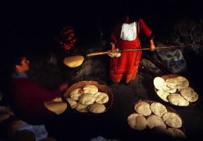 Sardegna. Panificazione in una casa di Desulo, in Barbagia.De Agostini Picture Library / A. Vergani