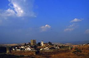 Portogallo. Il castello di origine medievale che domina l'abitato di BraganÃ§a.De Agostini Picture Library/S. Vannini