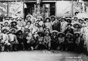 Messico. Il generale Macias e il suo Stato Maggiore in una foto (1911) durante la rivoluzione messicana.De Agostini Picture Library