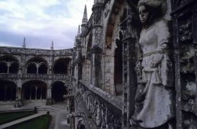 Portogallo. Particolare della ricca decorazione del chiostro nel monastero dei JerÃ³nimos di BelÃ©m a Lisbona.De Agostini Picture Library/F. Giaccone