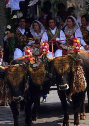 Sardegna. Carro per la sagra di Sant'Efisio a Cagliari.De Agostini Picture Library / M. Leigheb