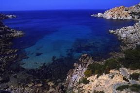 Italia . Un'insenatura nei pressi di Capo Testa, sulla costa settentrionale della Sardegna.De Agostini Picture Library/S. Vannini