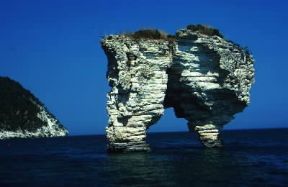 Puglia. Faraglioni nella baia delle Zagare, Foggia.De Agostini Picture Library/A. Tessore