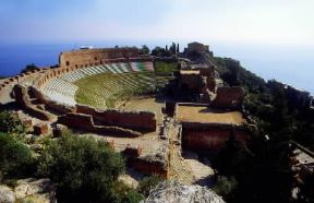 Sicilia . Il teatro greco di Taormina, rifatto in etÃ  romana.De Agostini Picture Library/A. De Gregorio