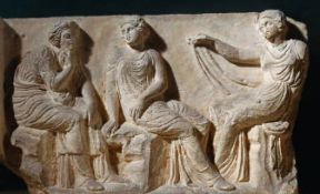Puglia. Rilievo in pietra del IV sec. a. C. raffigurante tre donne (Taranto, Museo Archeologico Nazionale).De Agostini Picture Library/G. Dagli Orti Puglia. Rilievo in pietra del IV sec. a. C. raffigurante tre donne (Taranto, Museo Archeologico Nazionale).De Agostini Picture Library/G. Dagli Orti