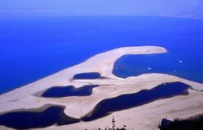 Sicilia . I laghetti di Tindari, promontorio roccioso della costa nord-orientale dell'isola, nei pressi di Messina.De Agostini Picture Library/F. Tanasi Sicilia . I laghetti di Tindari, promontorio roccioso della costa nord-orientale dell'isola, nei pressi di Messina.De Agostini Picture Library/F. Tanasi