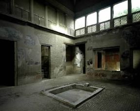 Ercolano. L'atrium di tipo toscano con galleria a colonne ioniche nella Casa Sannitica.De Agostini Picture Library/G. Dagli Orti