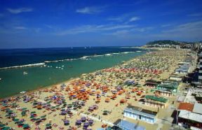 Emilia-Romagna. Veduta del vasto arenile di Cattolica.De Agostini Picture Library/C. Baraggi