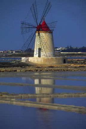 Sicilia . Saline nei pressi di Trapani.De Agostini Picture Library/G. Veggi