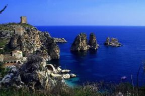 Sicilia . Un tratto di costa nei dintorni di Scopello (golfo di Castellammare).De Agostini Picture Library/G. Veggi Sicilia . Un tratto di costa nei dintorni di Scopello (golfo di Castellammare).De Agostini Picture Library/G. Veggi